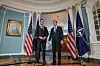 Marco Rubio og Mark Rutte står foran amerikanske og NATO-flagg inne i Utenriksdepartementet.