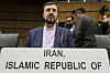 Iransk delegat sitter bak et skilt med teksten Iran, Islamic Republic of under et internasjonalt møte.