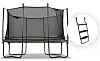 Trampoline med sikkerhetsnett og sort stige vist mot hvit bakgrunn.