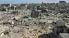 Palestinere på stedet der Shifa-sykehuset tidligere sto. Etter at israelske soldater la sykehusets to hovedbygninger i grus natt til mandag, har palestinere strømmet til stedet for å lete etter døde slektninger og venner. Foto: Mohammed Hajjar / AP / NTB
