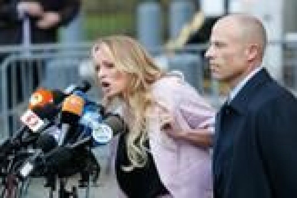 Stephanie Clifford, også kjent som «Stormy Daniels», med advokaten Michael Avenatti (t.h.) utenfor den føderale rettsbygningen nederst på Manhattan. Scanpix/AFP. Stephanie Clifford, også kjent som «Stormy Daniels», med advokaten Michael Avenatti (t.h.) utenfor den føderale rettsbygningen nederst på Manhattan. Scanpix/AFP.