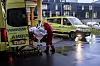 Ambulansepersonell triller båre med pasient inn til sykehusinngang i Stavanger