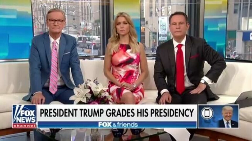 Programlederne mot slutten av intervjuet, da presidenten ble bedt om å gi karakter til sitt første år som president (han ga toppkarakter). Faksimile: Fox & Friends. Programlederne mot slutten av intervjuet, da presidenten ble bedt om å gi karakter til sitt første år som president (han ga toppkarakter). Faksimile: Fox & Friends.