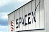 SpaceX-logo på lys hangarvegg ved Kennedy Space Center i Florida