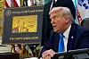Donald Trump ved pulten med en Trump Gold Card-plakat i bakgrunnen i Det ovale kontor.
