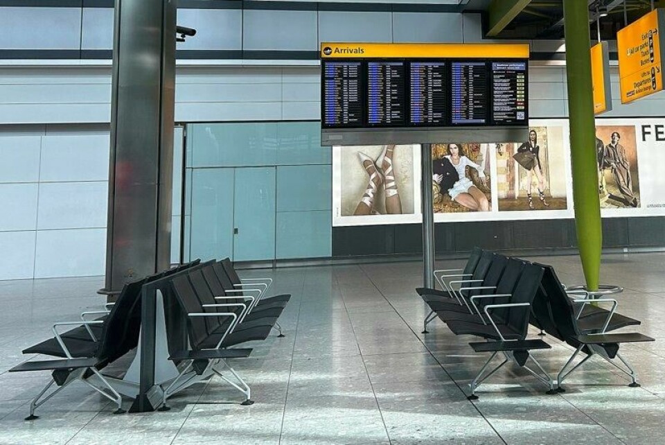 Tomme seter i ankomsthallen på Heathrow-flyplass i London fredag. Problemene ved flyplassen, som er en av verdens mest trafikkerte, ventes å vare i flere dager.