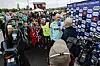 Ståle Solbakken intervjues foran sponsorvegg med presse og supportere rundt seg.