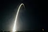 Langtidsfoto av en SpaceX Falcon 9-rakett som tegner en lysbue på nattehimmelen.