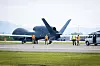 NATOs RQ-4D Phoenix drone omgitt av bakkemannskap på rullebanen ved Ørland.
