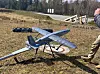 Taktisk drone på stativ i gressfelt under militærøvelse