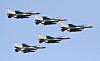Fem taiwanske F-16-jagerfly flyr i tett formasjon på klar himmel.