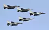 Fem taiwanske F-16-jagerfly flyr i tett formasjon på klar himmel.