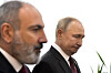 Nikol Pashinyan og Vladimir Putin går ved siden av hverandre under et toppmøte i Bisjkek.