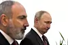 Nikol Pashinyan og Vladimir Putin går ved siden av hverandre under et toppmøte i Bisjkek.