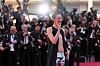 Renate Reinsve poserer og hilser foran et hav av fotografer på rød løper i Cannes.