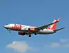Jet2-passasjerfly i lufta mot blå himmel med noen skyer.