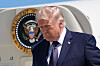 Donald Trump går ned trappen fra Air Force One foran presidentseglet.