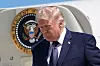 Donald Trump går ned trappen fra Air Force One foran presidentseglet.