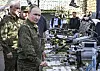 Russiske militære ledere inspiserer bord fylt med droner og annet våpenutstyr utendørs.