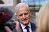 Statsminister Jonas Gahr Støre står utendørs og snakker til pressen.