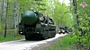 Russisk Yars-missilsystem på lastebil kjører gjennom grønn skog på smal vei
