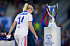 Ada Hegerberg går forbi Champions League-trofeet på Ullevaal stadion.