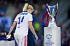 Ada Hegerberg går forbi Champions League-trofeet på Ullevaal stadion.