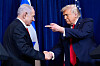 Donald Trump og Benjamin Netanyahu håndhilser foran amerikansk og israelsk flagg.