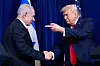 Donald Trump og Benjamin Netanyahu håndhilser foran amerikansk og israelsk flagg.