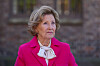 Dronning Sonja utendørs ved Sofienberg kirke iført rosa kåpe