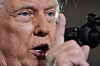 Nærbilde av Donald Trump som taler foran en mikrofon med løftet pekefinger.
