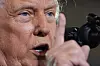 Nærbilde av Donald Trump som taler foran en mikrofon med løftet pekefinger.