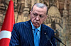 Recep Tayyip Erdogan ved talerstol foran tyrkisk flagg i Istanbul.