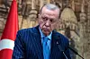 Recep Tayyip Erdogan ved talerstol foran tyrkisk flagg i Istanbul.