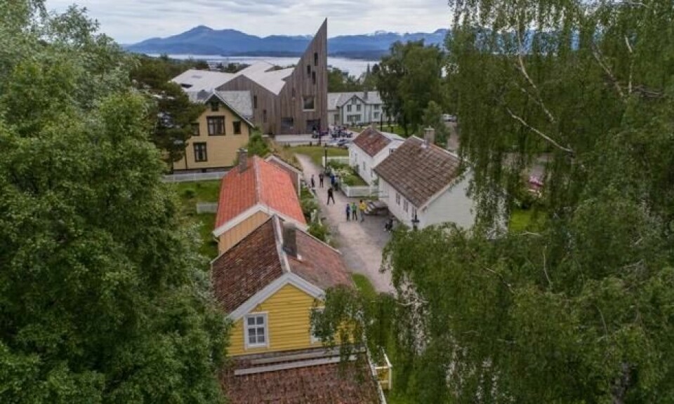 Bygata på Romsdalsmuseet med «Krona» i bakgrunnen. Bygata på Romsdalsmuseet med «Krona» i bakgrunnen. Foto: Johnny Bratseth / Romsdalsmuseet
