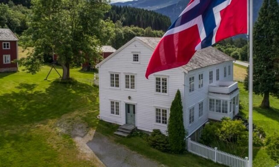 Barndomshjemmet til den norske forfatteren Bjørnstjerne Bjørnson, som fikk Nobelprisen i litteratur i 1903. Syv av dagens bygninger er fra Bjørnsons tid. Barndomshjemmet til den norske forfatteren Bjørnstjerne Bjørnson, som fikk Nobelprisen i litteratur i 1903. Syv av dagens bygninger er fra Bjørnsons tid. Foto: Johnny Bratseth / Romsdalsmuseet