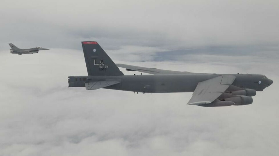 Her blir et amerikansk bombefly av typen B-52 eskortert av et indonesisk F-16 jagerfly under en felles øvelse 1. september 2021 over Sulawesi-farvannet i Indonesia. Det var et fly av denne typen som for noen dager siden utløste alarm i det russiske flyvåpenet.