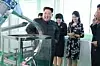 Et av de ferskeste tilgjengelige bildene av Nord-Koreas leder Kim Jung-un har fredelig preg. Her inspiserer han en sminkefabrikk i Pyongyang sammen med kona Ri Sol-Ju (nr. 2 fra høyre). Bildet ble offentliggjort av det statlige nyhetsbyrået søndag. Scanpix/AFP.