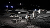 Astronauter jobber med kjøretøy og moduler i en opplyst månebase om natten.