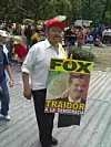 I 2006 erklærte Obrador på egenhånd valgseier, og tilhengerne hans okkuperte Zocalo, hovedtorget i Mexico by i månedsvis i protest mot den offisielle stemmetellingen. Her er en av demonstrantene, med en plakat som kaller den daværende president Vicente Fox fra kristeligdemokratiske PAN en «forræder.» Arkivfoto juli 2006: Ole Peder Giæver / ABC Nyheter.