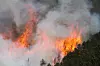Store flammer og tett røyk fra skogbrann i åsside ved Haugesund