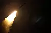 Tomahawk-missil fra USS Laboon stiger opp med kraftig flamme i nattemørket