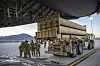 THAAD-uts skytingsrampe kjøres mot åpningen på et C-17-transportfly ved Fort Bliss