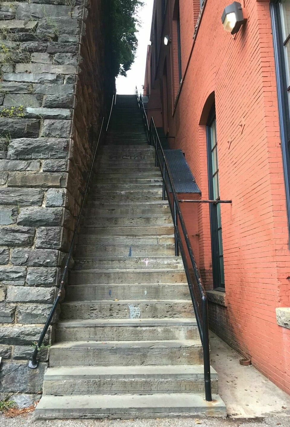 Trappene M Street Steps i Georgetown i Washington D.C. i USA er kjent fra den ikoniske grøsseren «The Exorcist». Trappene M Street Steps i Georgetown i Washington D.C. i USA er kjent fra den ikoniske grøsseren «The Exorcist». Foto: R.j.hill / / Shutterstock / NTB