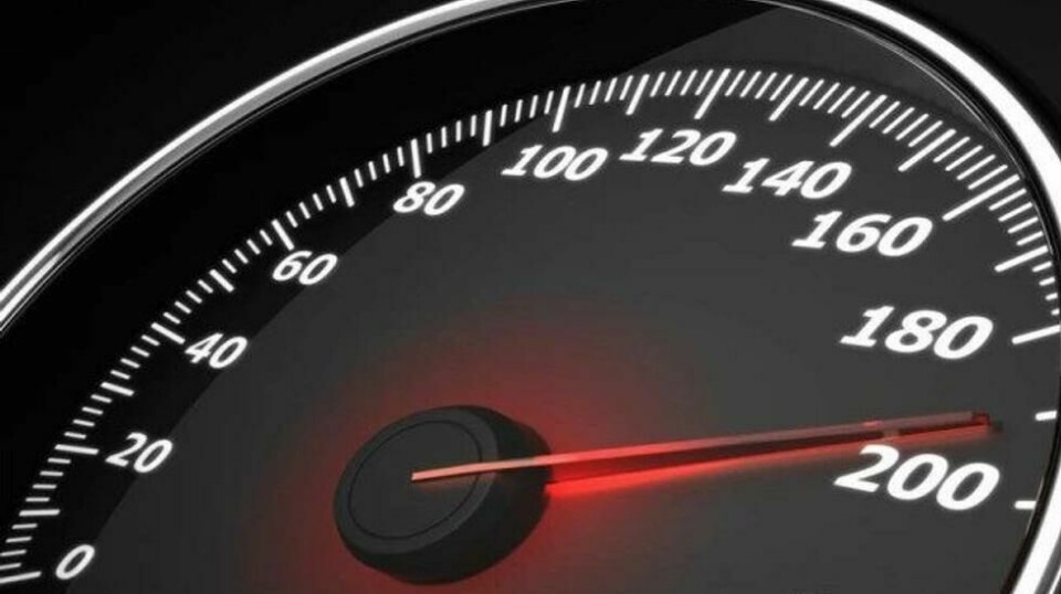 RÅKJØRING: Treneren ble filmet i hastigheter over 200 km/t. Han nektet først, men innrømmet alt da politiet viste ham video av speedometeret. Illustrasjonsfoto.