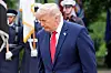 Donald Trump går forbi æresgarde under seremoni utendørs.