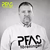 Mann med PFAS-föreningen-genser foran enkel, lys bakgrunn