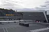 Ny terminal ved Bergen lufthavn Flesland med BERGEN?-skilt og tomt parkeringsområde.