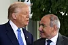 Donald Trump og Nikol Pashinyan står tett sammen og snakker utenfor Det hvite hus.
