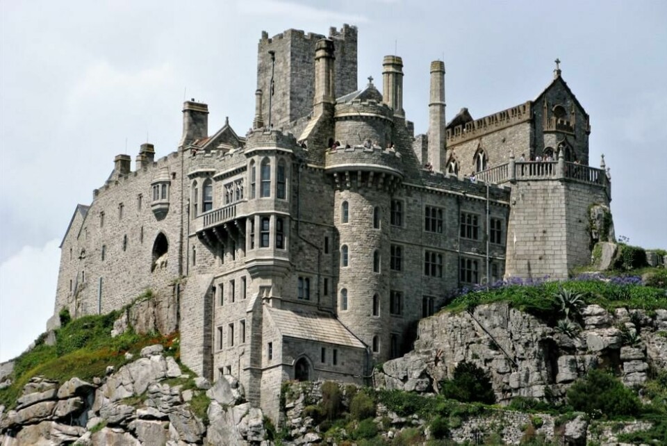 Det staselige slottet St Michael's Mount ligger på en tidevannsøy utenfor Mount's Bay i Cornwall i England, og ble brukt i skrekk-klassikeren «Dracula» fra 1979. Det staselige slottet St Michael's Mount ligger på en tidevannsøy utenfor Mount's Bay i Cornwall i England, og ble brukt i skrekk-klassikeren «Dracula» fra 1979. Foto: Jim Wearne / Shutterstock / NTB